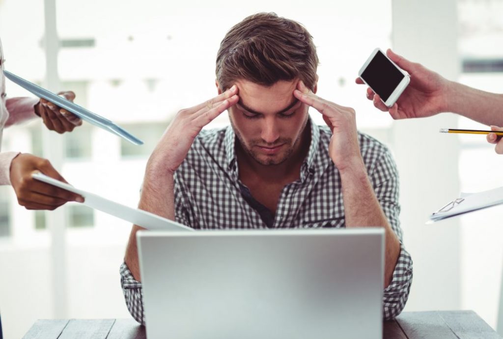 Femme stressée se tenant la tête