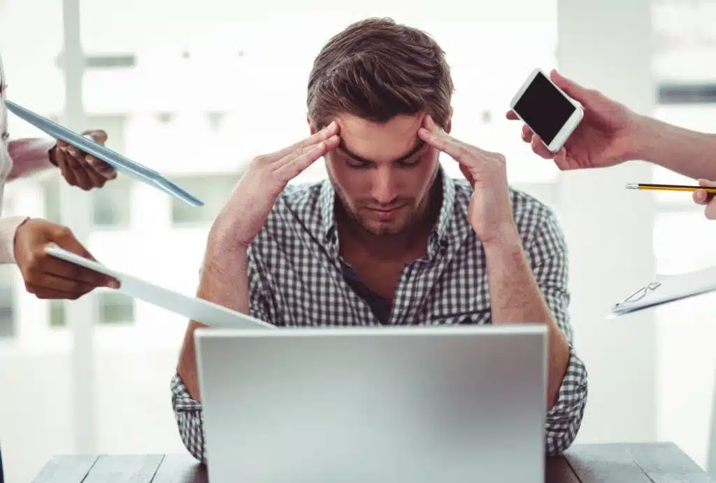 Femme stressée se tenant la tête