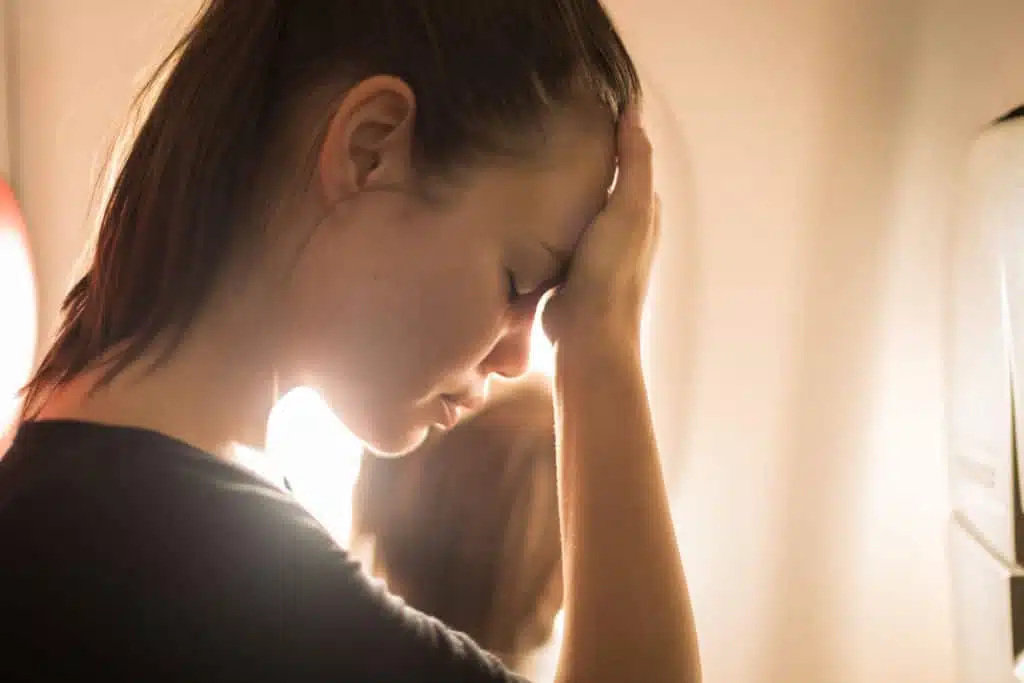 Mère épuisée accompagnant son enfant