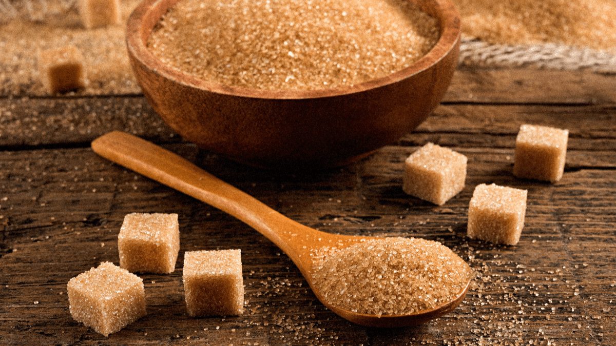 Sucre de canne brun et cannelle moulue, ingr&eacute;dients pour soin des plantes