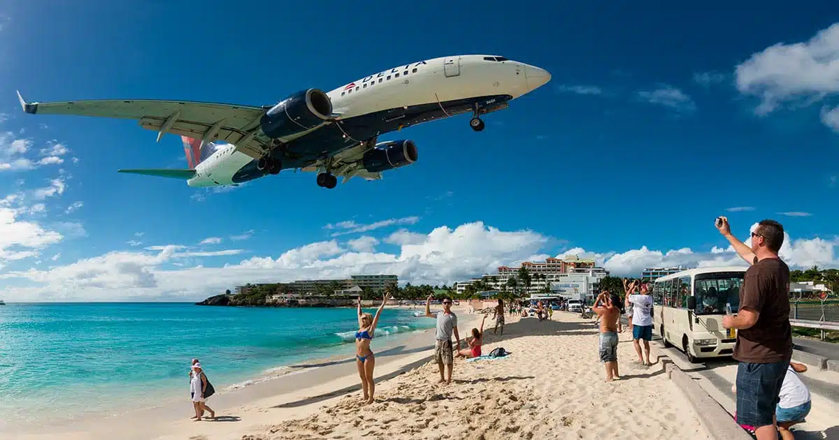 Avion survolant la plage de Maho