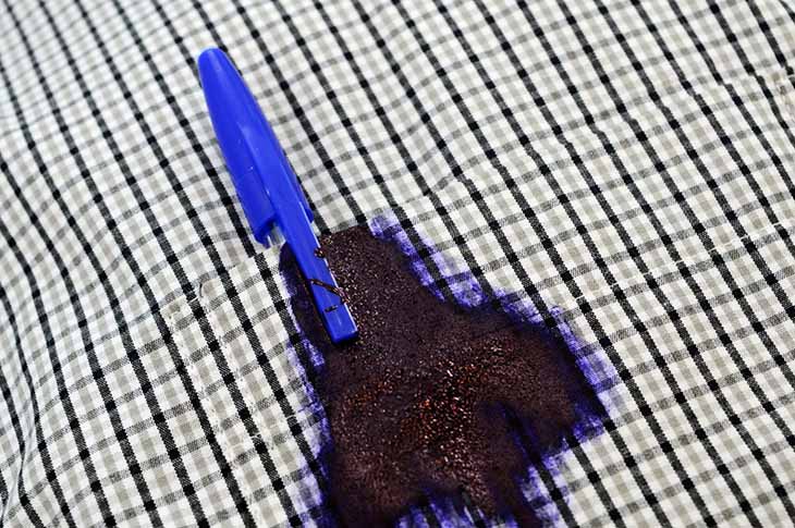 Traces d’encre sur chemise