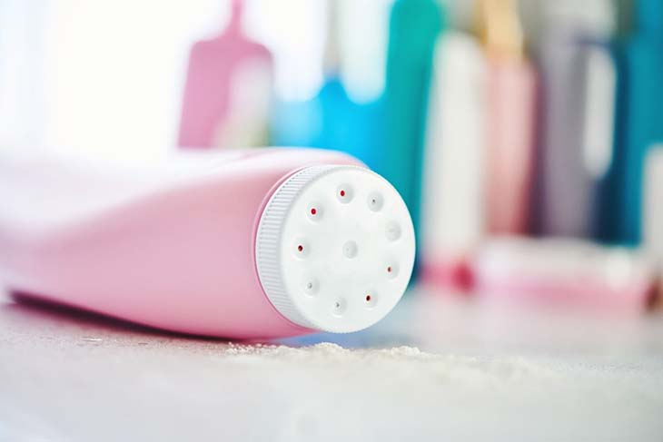 Du talc versé