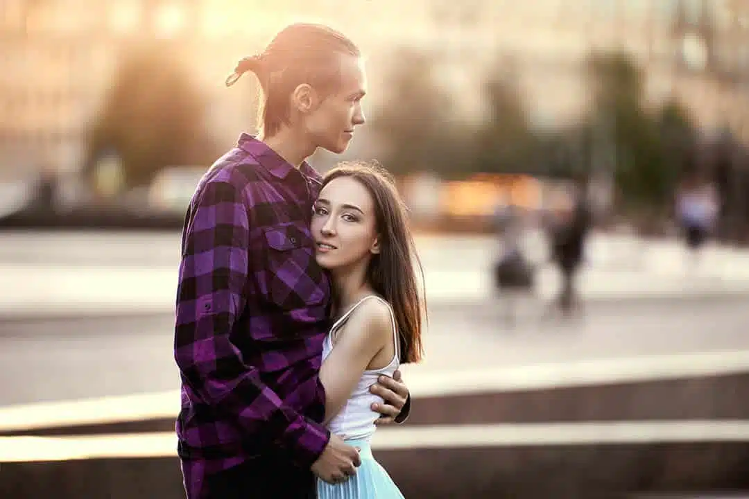 Homme grand embrassant une femme petite