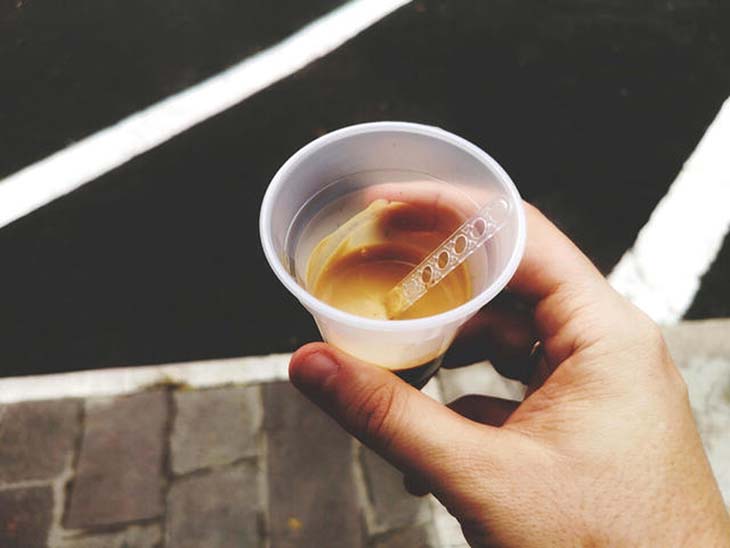 Une tasse en plastique de café