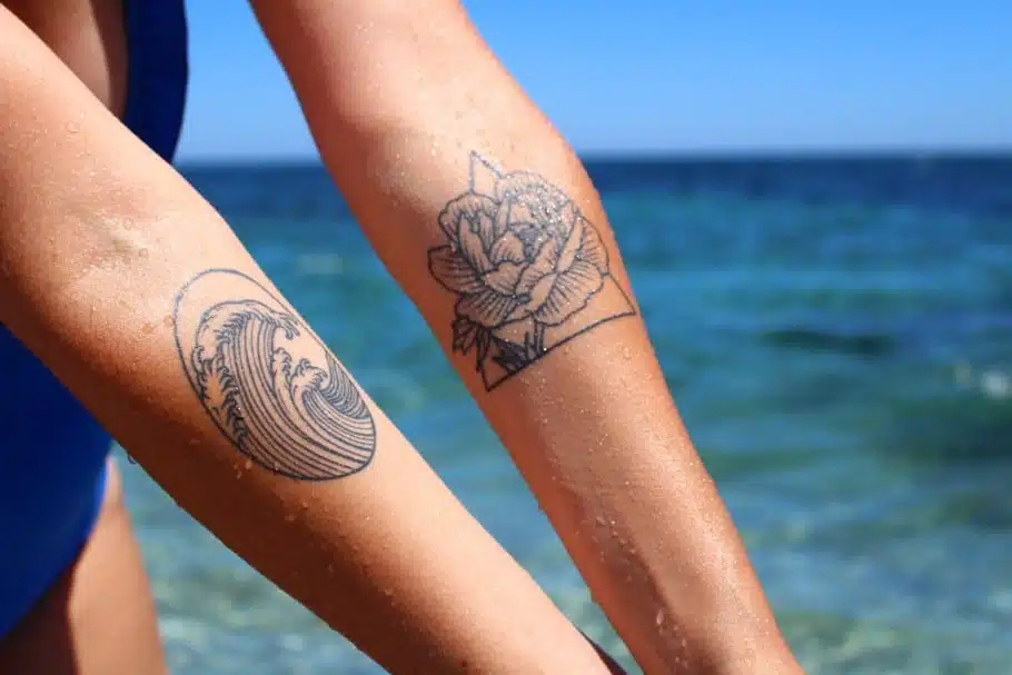 Jeune femme montrant son tatouage sur l'avant-bras
