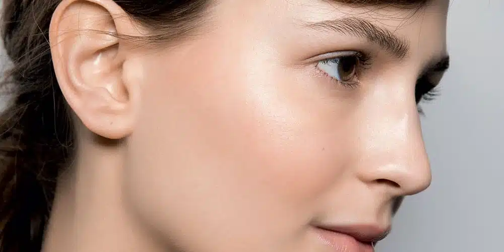 Femme au teint lumineux après application du masque