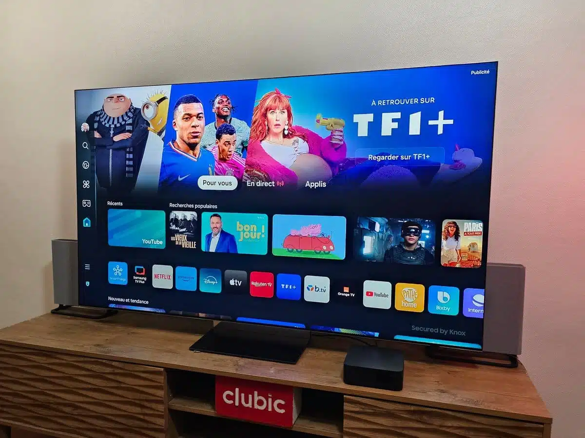 Téléviseur moderne éteint