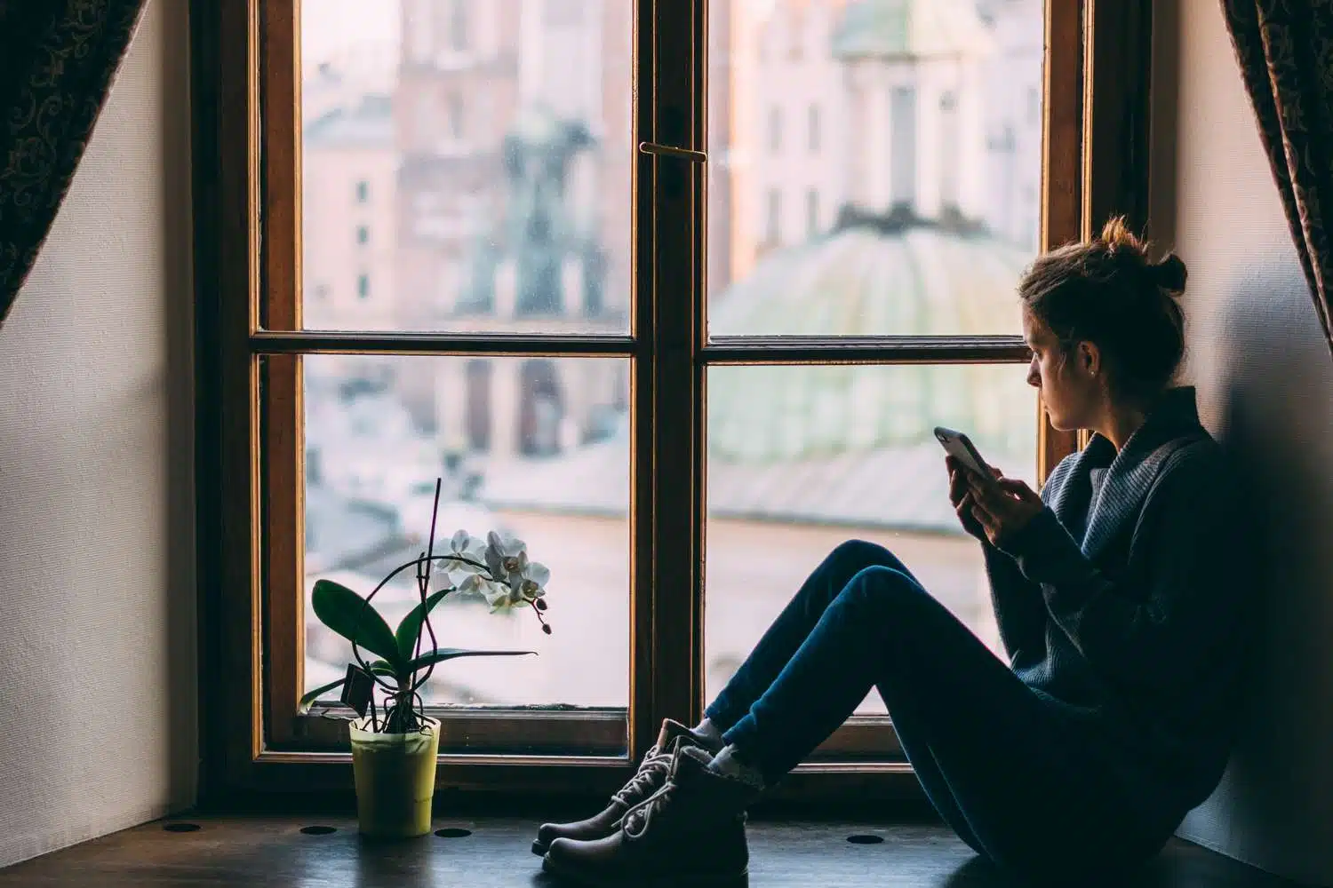 Femme regardant son téléphone avec émotion