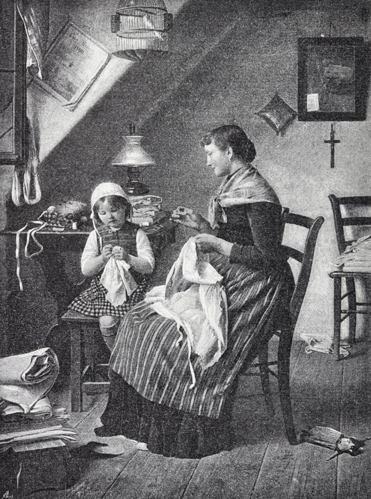 Mère et fille cousant ensemble