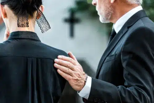 Deux personnes âgées en conversation intime