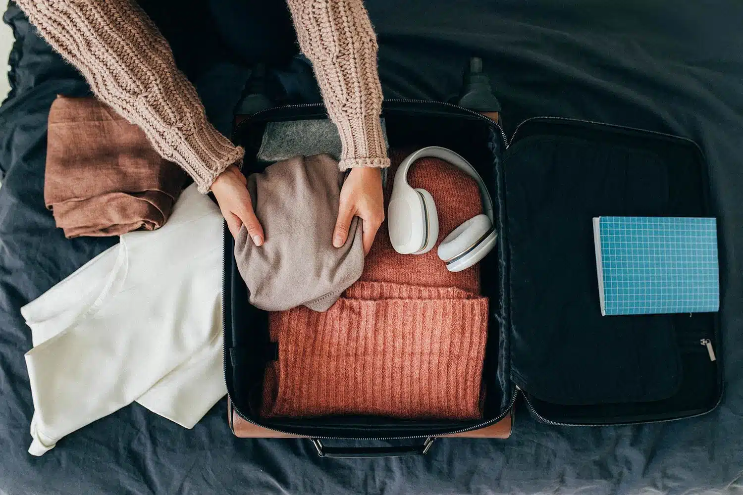 Voyageur préparant sa valise