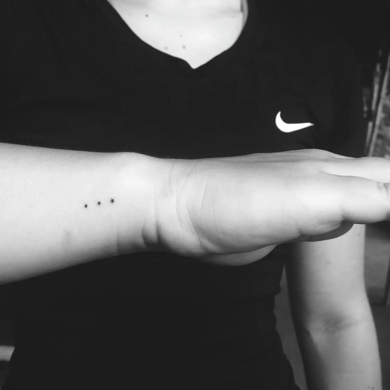 Tatouage minimaliste trois points