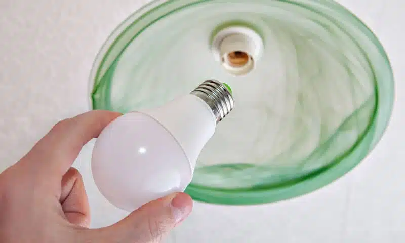 Ampoule LED ouverte montrant ses composants