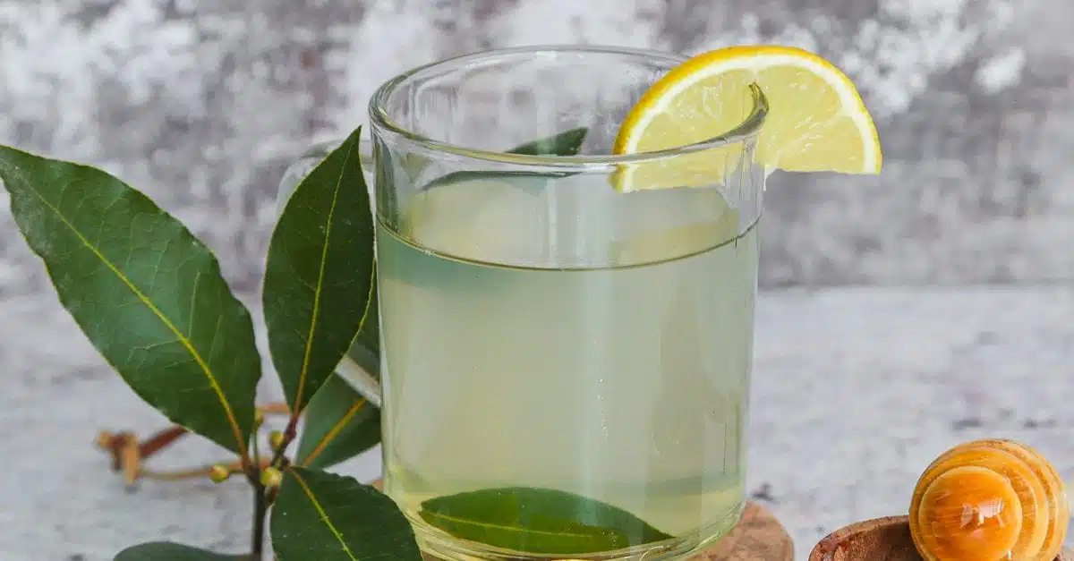 Tasse d'infusion de laurier fumante sur une table