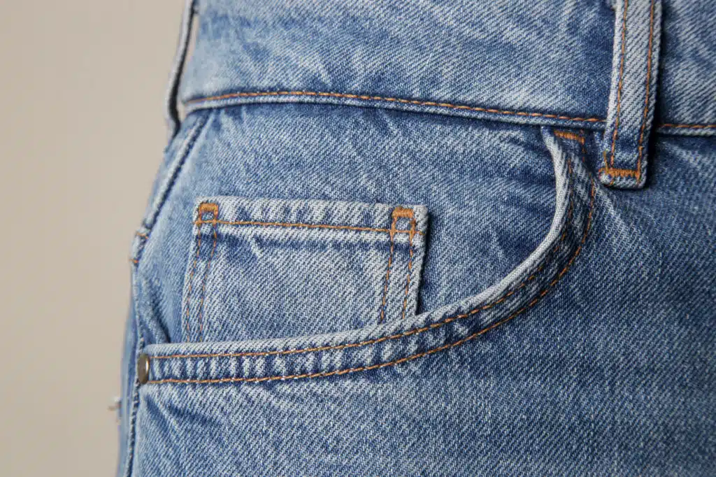 Gros plan sur la petite poche d'un jean