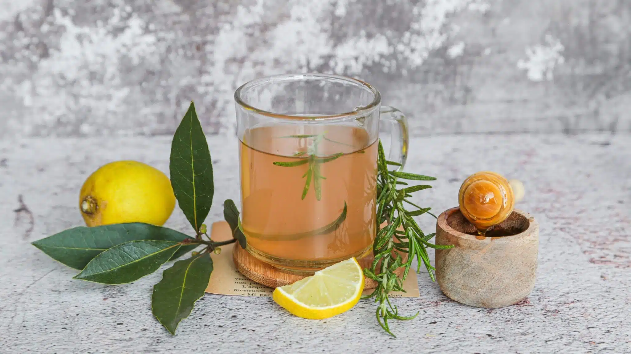 Préparation de la tisane au laurier et au romarin dans une casserole