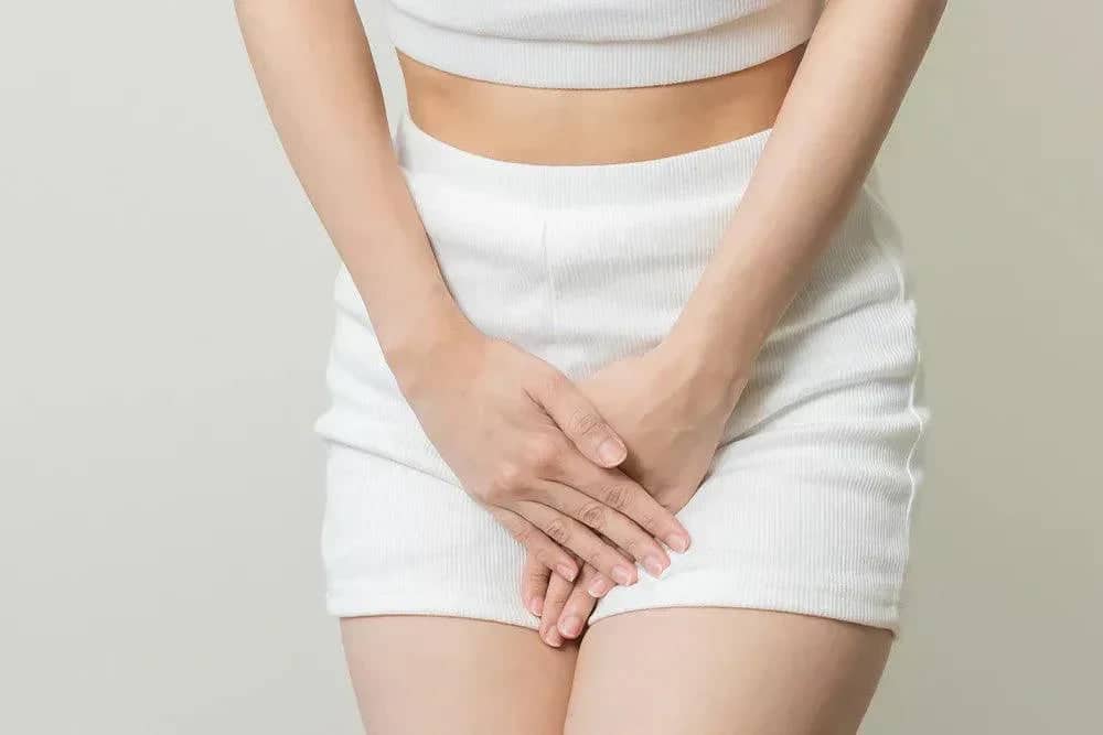 Toilettes modernes dans une salle de bain