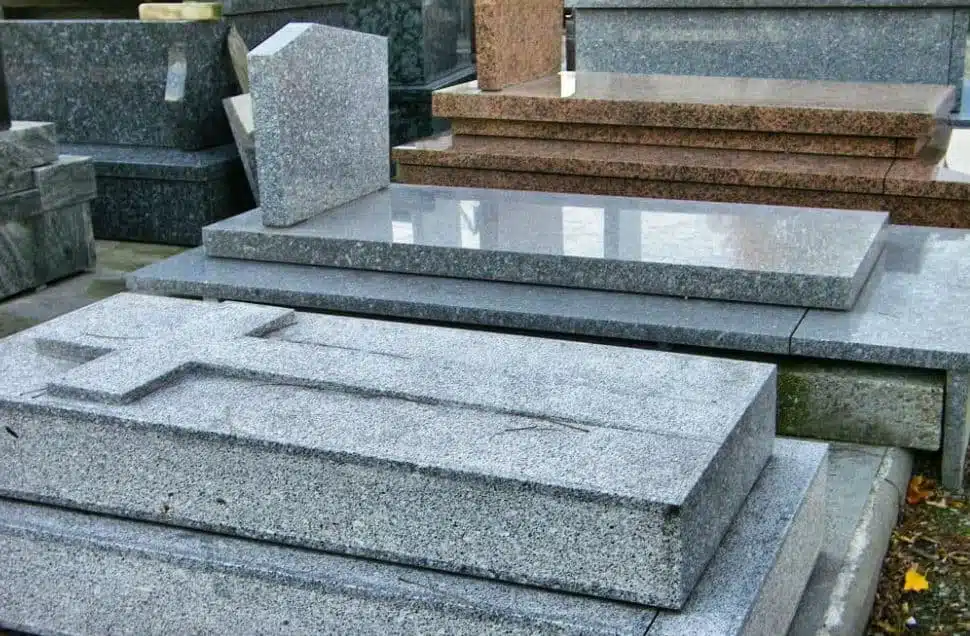 Tombe sous un ciel nuageux