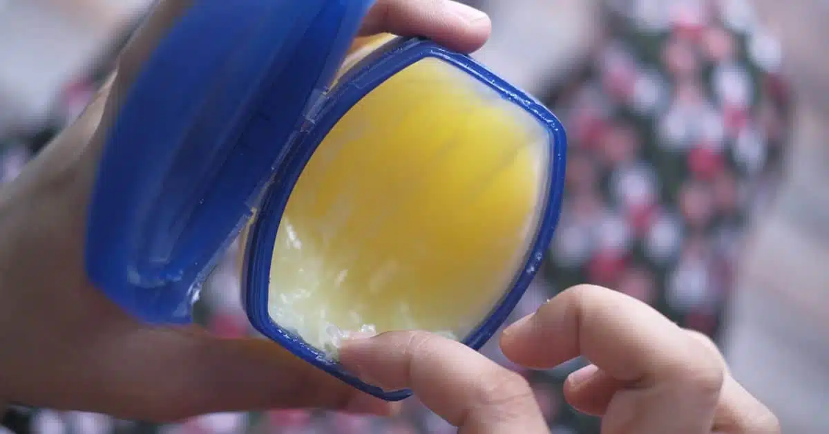Vrouw smeert vaseline op haar handen