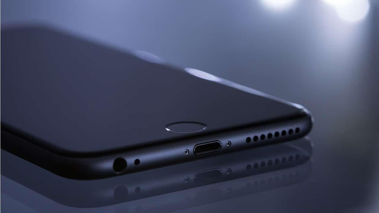 Détail du microphone secondaire sur un smartphone