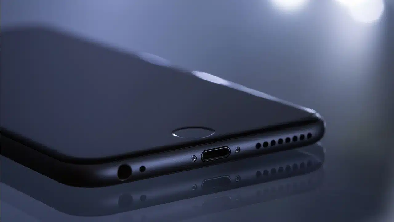 Détail du microphone secondaire sur un smartphone