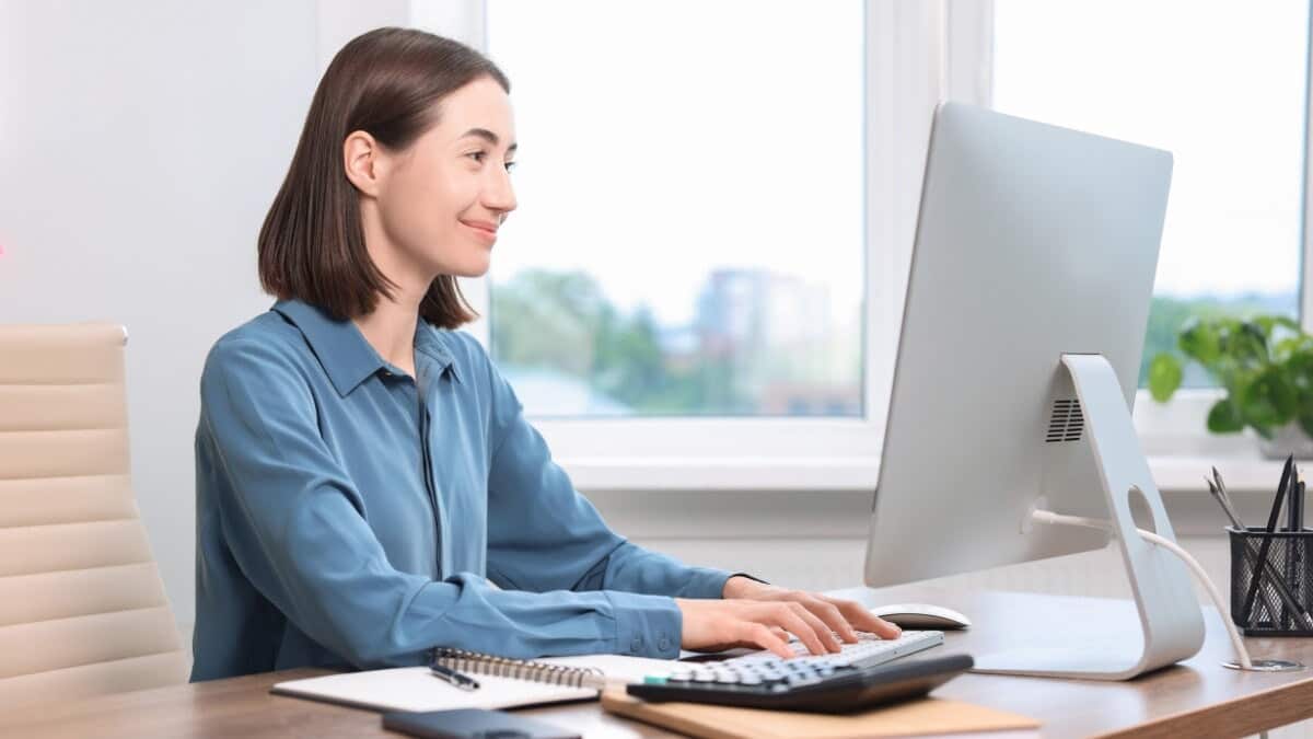 Femme travaillant sur ordinateur