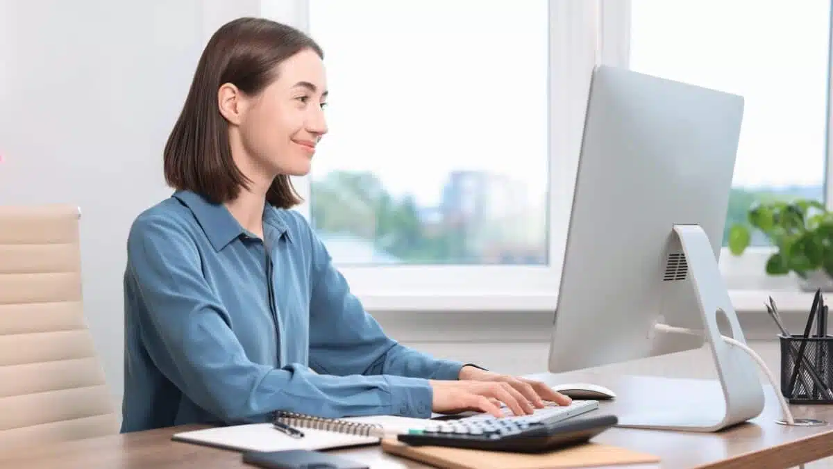Femme travaillant sur ordinateur