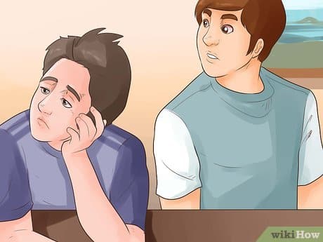 Deux femmes discutant, l'une affichant un sourire peu sinc&egrave;re