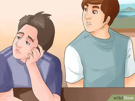 Deux femmes discutant, l'une affichant un sourire peu sincère