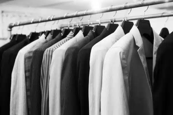 Veste suspendue dans une penderie