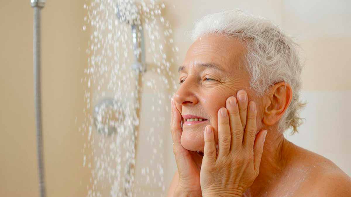 Personne &acirc;g&eacute;e prenant soin de sa peau avec douceur