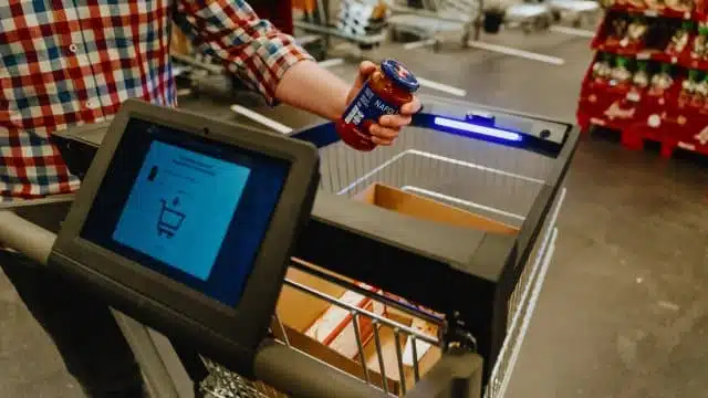 Personne utilisant un chariot connecté