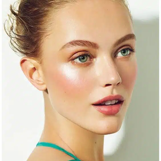 Femme appliquant un soin gommant sur le visage