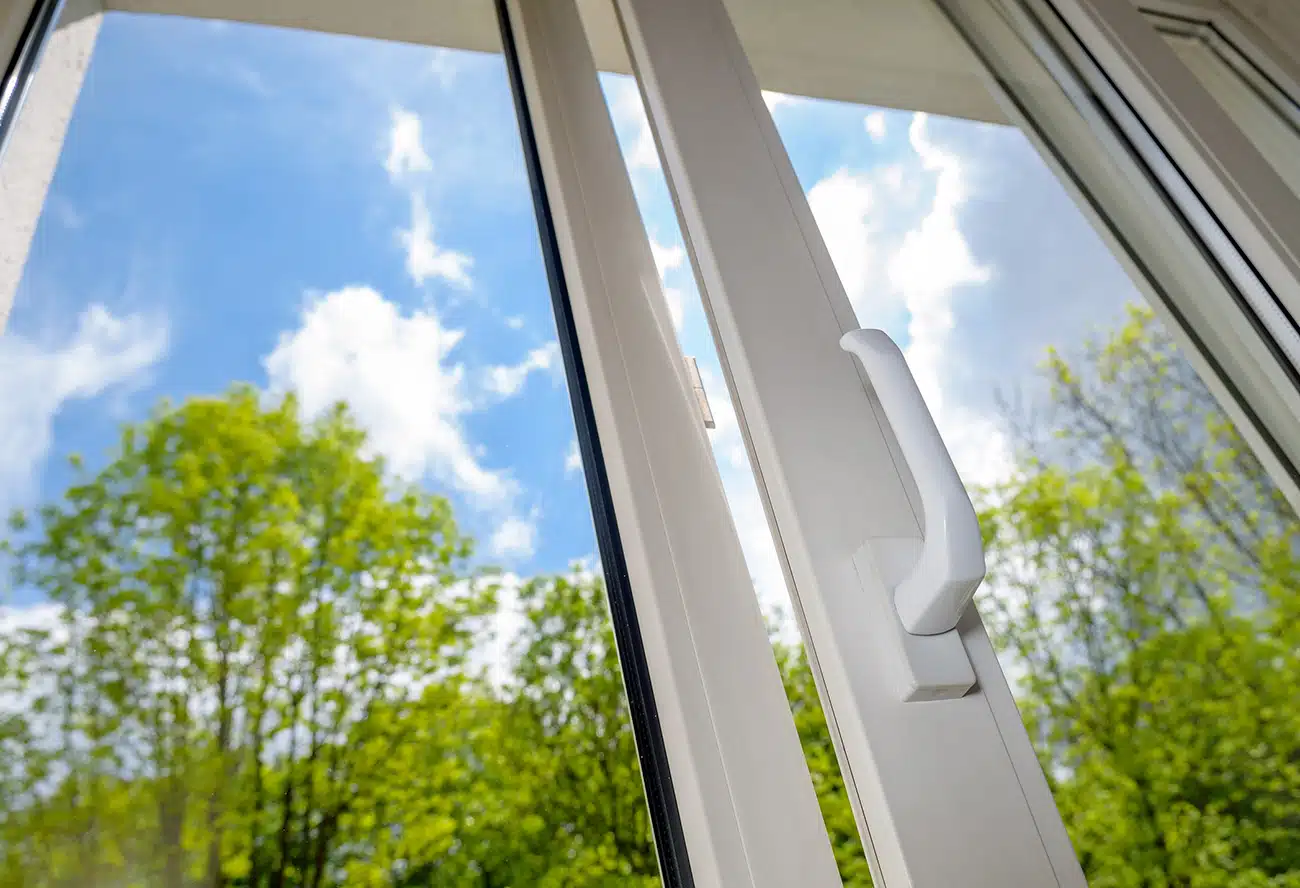 Personne essuyant une vitre embuée avec un chiffon