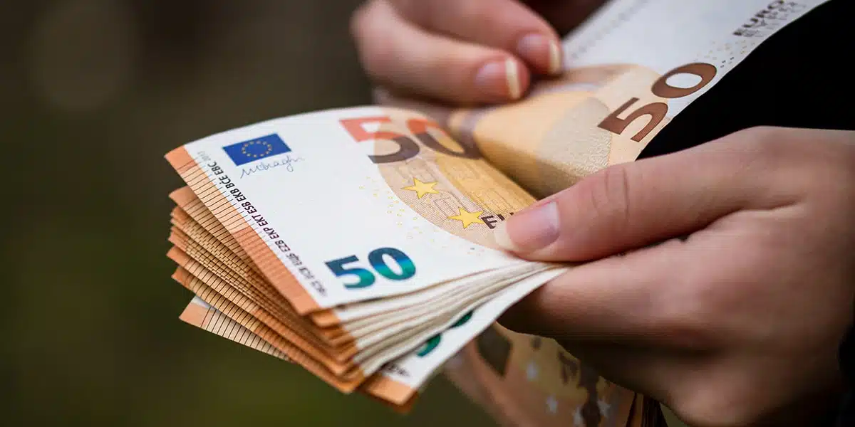 Portefeuille rempli de billets