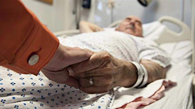 Mains d'une personne &acirc;g&eacute;e