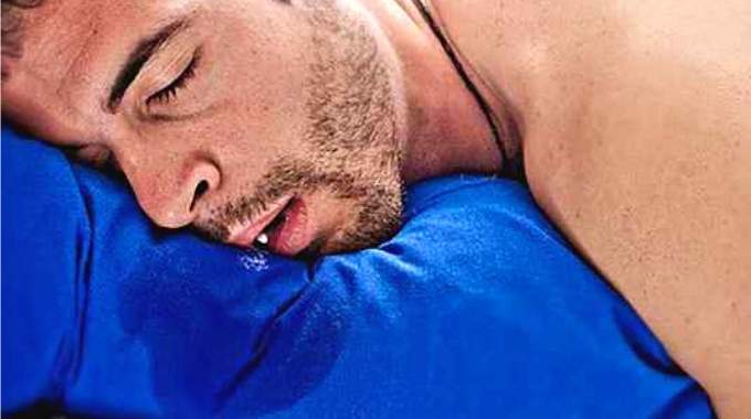 Différentes positions de sommeil sur un lit