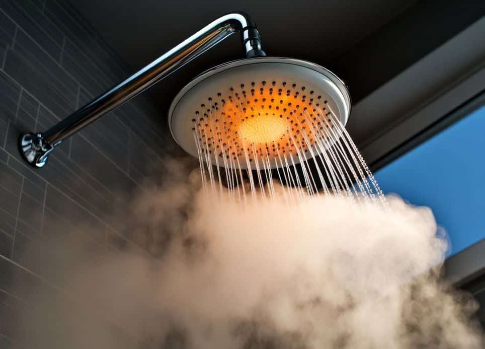 Personne sous une douche à température modérée
