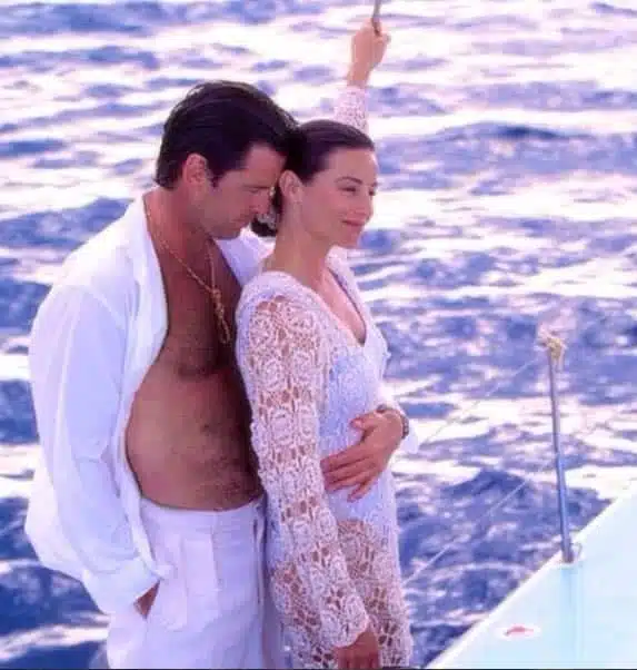 Pierce et Keely souriants ensemble