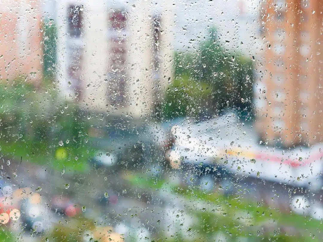 Fenêtre grande ouverte pour aérer une pièce