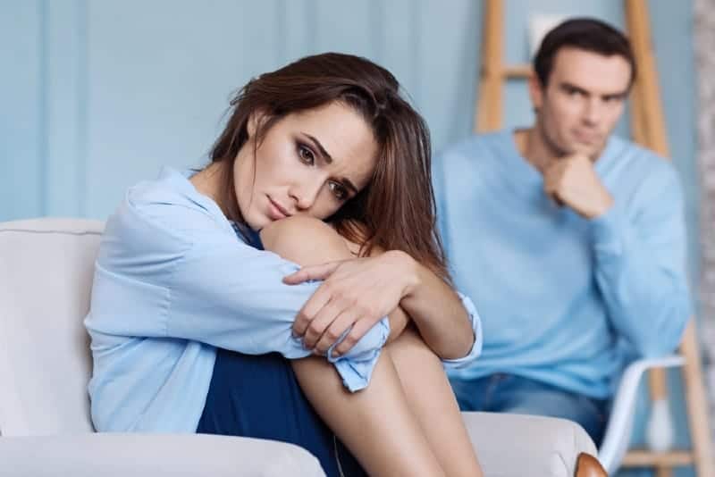 Femme avec une expression de peur
