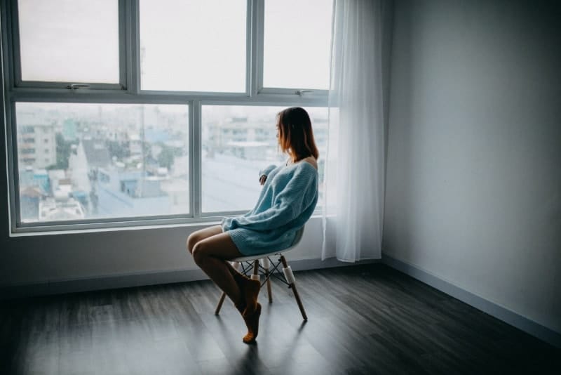 Femme assise seule sur une chaise