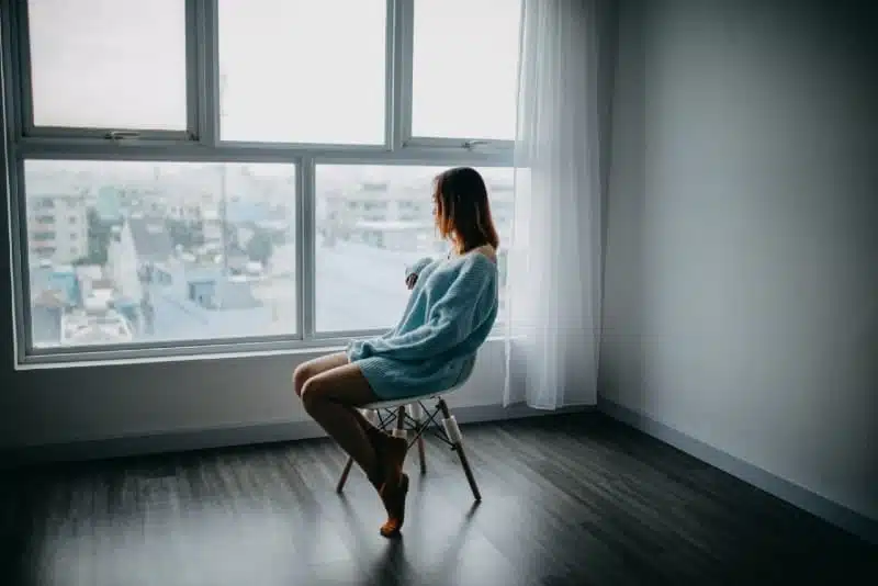 Femme assise seule sur une chaise