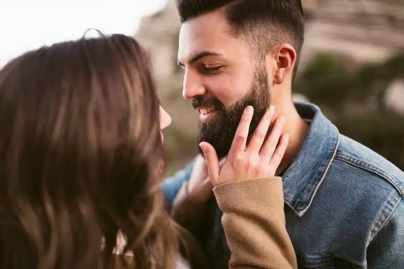 Femme caressant tendrement la barbe de son partenaire