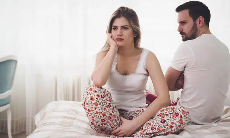 Femme tournant le dos à son compagnon