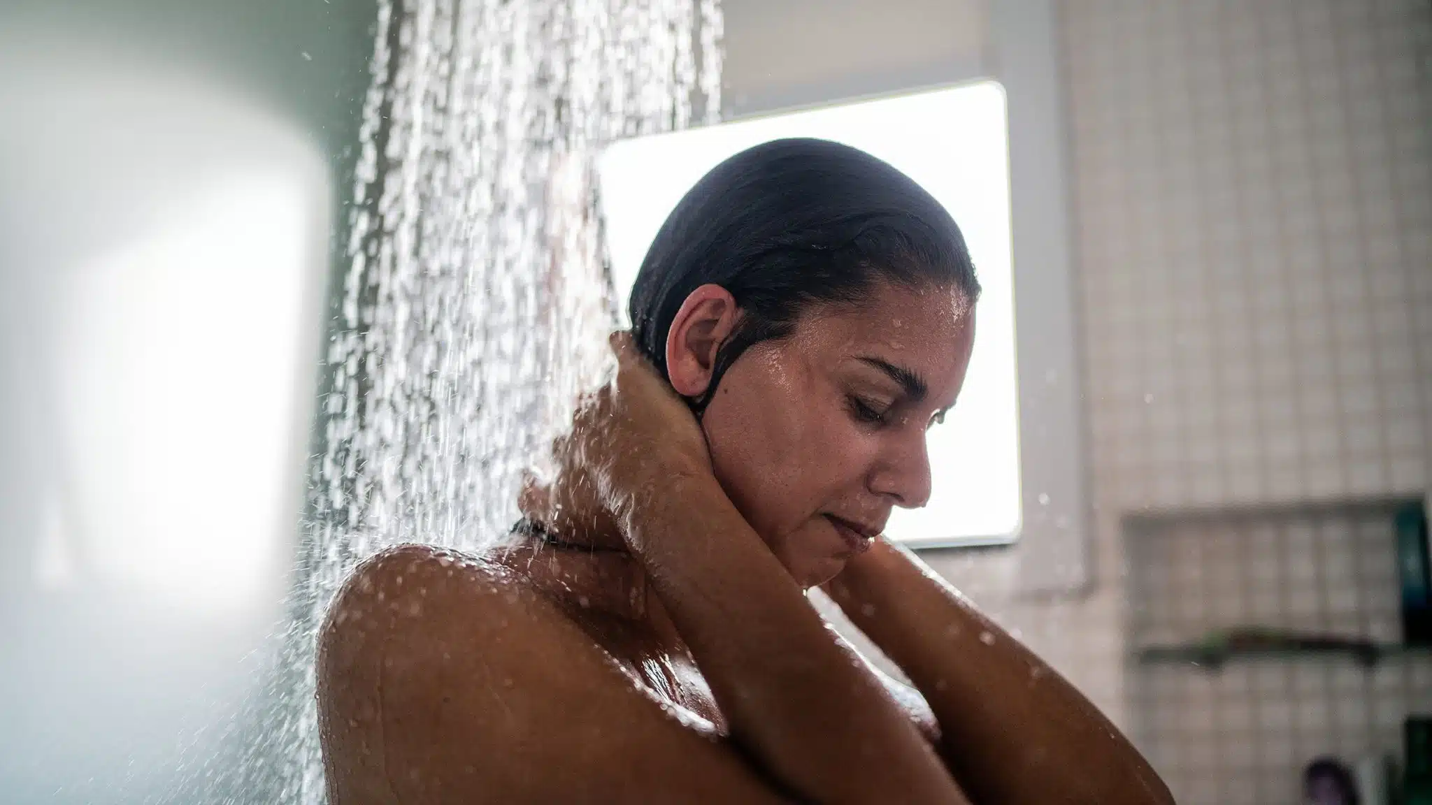 Femme prenant une douche