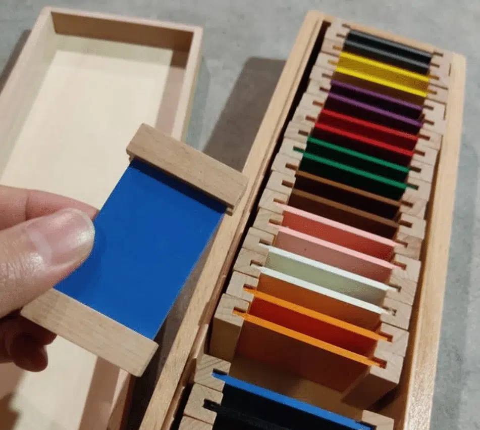 Boîte Montessori colorée