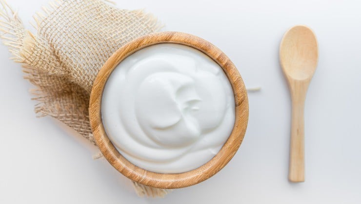 Pot de yaourt grec nature et une cuill&egrave;re