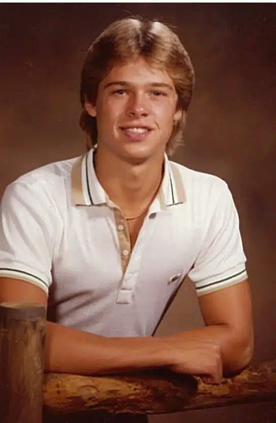 Brad Pitt jeune en polo blanc